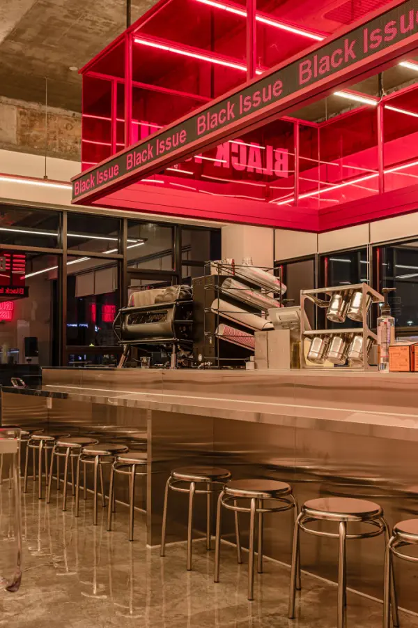 레드 네온이 강렬한 인더스트리얼 카페 인테리어